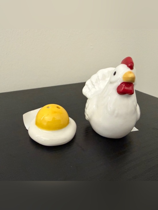 Cracker Barrel Other - Cracker Barrel White Ceramic Hen and Sunny Yellow Egg Mini Salt Pepper Shakers